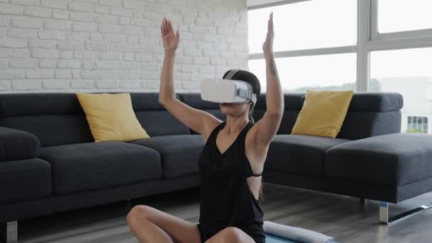 Νεαρή Γυναίκα Που Κάνει Αθλητική Δραστηριότητα Γυαλιά Εικονικής Πραγματικότητας Για — Αρχείο Βίντεο