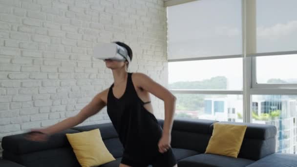 Fiatal Sporttevékenységek Virtuális Valóság Headset Fitness Otthon Egy Lány Aki — Stock videók