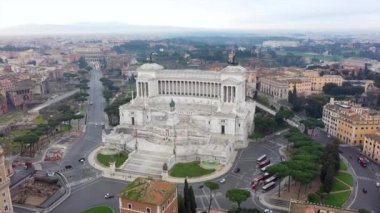 Altare della Patria 'nın havadan görünüşü, İtalya, Roma' nın ünlü simgesi. Roma 'daki Victor Emmanuel Ulusal Anıtı gökyüzünde uçan insansız hava aracından görüldü. İtalyan şehrinin eski binası ve şehir manzarası