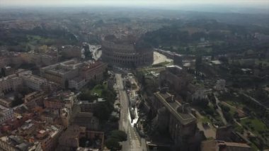 Colosseo ve Roma Forumu 'nun havadan görünüşü, İtalya, Roma' nın ünlü simgeleri. Roma 'daki Flavian Amfitiyatrosu veya Coliseum gökyüzünde uçan insansız hava aracından görüldü. İtalyan şehrinin antik yapı ve kentsel manzarası