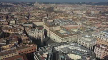 Roma şehir merkezinin havadan görünüşü, İtalya. Şehir merkezinde Piazza Colonna 'daki İtalyan hükümet binaları gökyüzünde uçan insansız hava aracından ve Vatikan' daki Aziz Peter Bazilikası 'ndan görülüyor.
