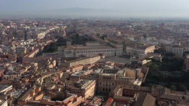 Roma şehir merkezinin havadan görünüşü, İtalya. Gökyüzünde uçan İHA 'dan görülen tarihi yapıya sahip şehir merkezi Quirinal Sarayı (Palazzo del Quirinale), İtalya Cumhuriyeti Başkanı' nın ikametgahı.