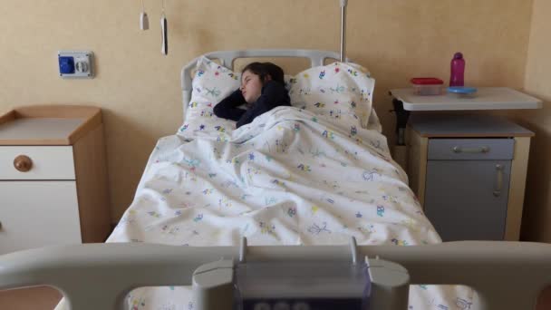 Хіба Молода Дівчина Спить Лікарняній Спальні Втомлена Дитина Розслабляється Занурюється — стокове відео