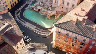 Trevi Çeşmesi ya da Fontana di Trevi 'nin havadan görünüşü, İtalya' nın orta kesimindeki Roma şehrinin barok simgesi. Roma, İtalya 'nın ünlü turistik merkezi gökyüzünde uçan İHA' dan görüldü