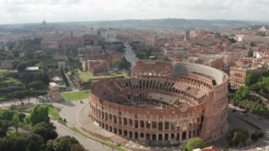 Colosseo ve Roma Forumu 'nun havadan görünüşü, Roma, İtalya' daki anıtlar. Roma 'daki Colosseum' un içinde ve dışında gökyüzünde uçan bir İHA görüldü. İtalyan şehrinin eski binaları ve kentsel manzarası