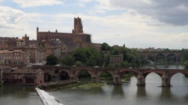Albi manzarası, Sainte-Cile katedrali ve Tarn nehri üzerindeki eski köprüsü olan tipik bir Fransız kasabası. Tarn Bölgesi, Occitanie Bölgesi, Güney Fransa ve Avrupa 'da şehir gezisi