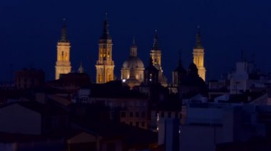 İspanya 'nın Zaragoza kentsel manzarası, Katedral Bazilikası ile Sütunlu Meryem Ana, Roma Katolik Kilisesi. Ünlü İspanyol şehri, geceleri anıtı ve simgesi olan turistik bir yer.