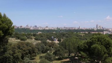 teleferik ve şehir görüntüsü