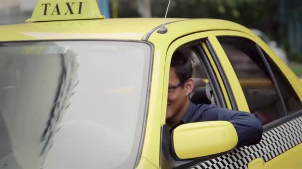 1of6 taxichaufför kör bil, lycklig man leende på cab — Stockvideo