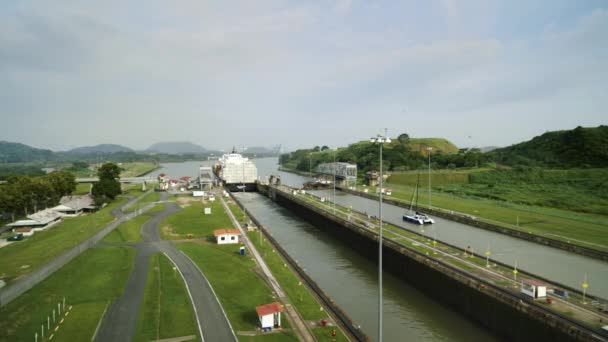 Временные рамки города Панамы с лодкой, грузовым судном, контейнерами в канале — стоковое видео
