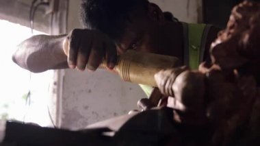 6of9 siyah heykeltıraş, çalışan sanatçı, esnaf, sanat, ahşap, heykel, oyma