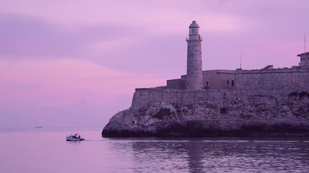 Cuba, La Habana, Castillo de El Morro, Faro, Barco, Mar Caribe — Vídeo de stock