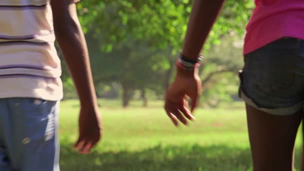 12of18 Menino e menina da escola, casal correndo juntos no parque — Vídeo de Stock