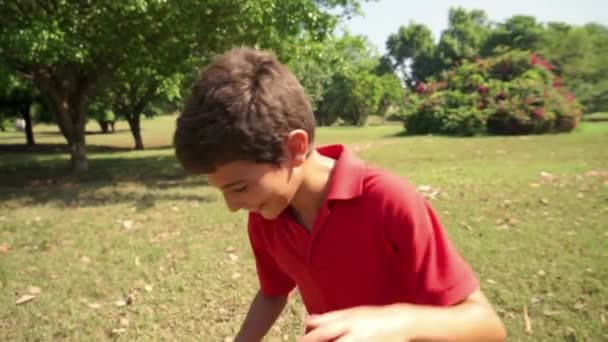 3of18 Niño, niño, niño jugando al fútbol, fútbol en el parque, pelota — Vídeos de Stock