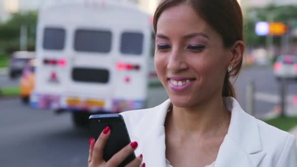 6of6 Portrait businesswoman writing text message mobile phone street — Stock Video