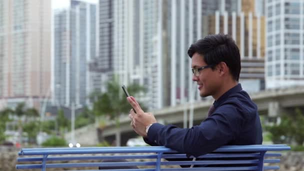 9of10 азіатської бізнесмен, посміхаючись, людина, менеджер Робота з комп'ютера на ipad — стокове відео