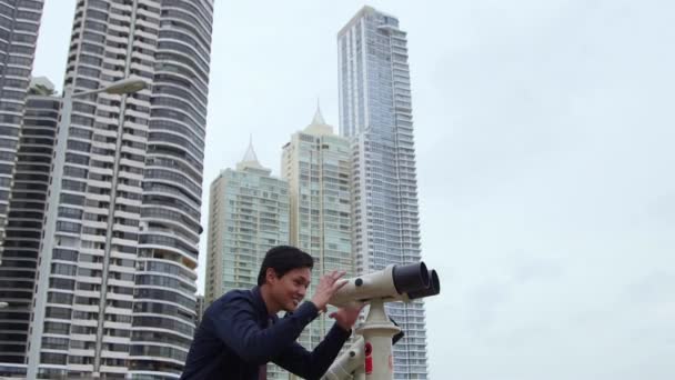 7of10 asiatischer Geschäftsmann mit Fernglas, Manager schaut sich Stadt an — Stockvideo