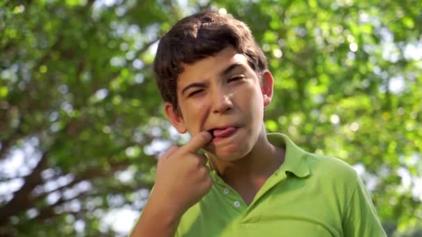 11of18 Muchacho divertido de la escuela, niño haciendo mueca de la cara, niños, personas — Vídeo de stock