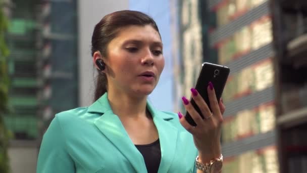 女性マネージャーの bluetooth デバイスで電話をかける — ストック動画