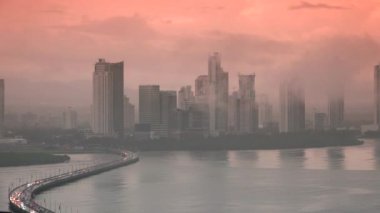 Panama Şehir Trafik ve Okyanus yakınındaki karayolu üzerinde araba