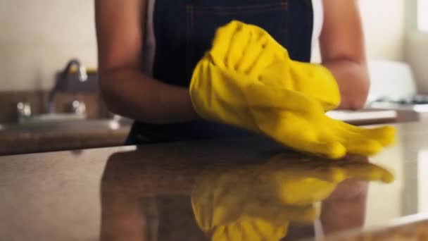 Młody hiszpanin kobieta z żółtym lateksu rękawice sprzątanie domu — Wideo stockowe