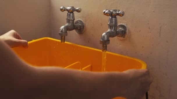 Cubo de llenado de mujer con agua del grifo para limpiar el piso — Vídeos de Stock