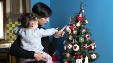 Aile mutlu anne ve çocuk Noel ağacı seyir