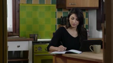 Dizüstü Pc ve Smartphone ile evde çalışan iş kadın