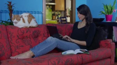 Internet sosyal ağ ve e-posta için dizüstü bilgisayar kullanan kız