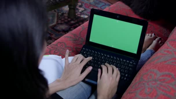 Mulher digitando no computador portátil PC com monitor de tela verde — Vídeo de Stock