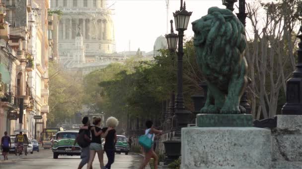 Kuba La Habana Havana Capitolio Prado Park i zabytkowe samochody — Wideo stockowe