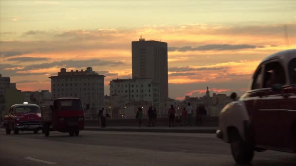 Cuba La Habana Havana uitzicht op vintage Auto's verkeer op Malecon — Stockvideo