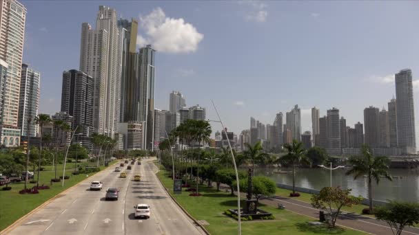 Panama stad uitzicht op de Avenida Balboa Cinta Costera en skyline — Stockvideo