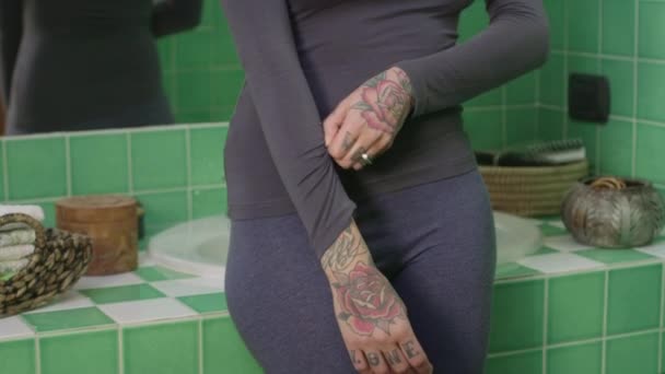 Fiducioso ragazza donna con tatuaggi sorridente a macchina fotografica in bagno — Video Stock