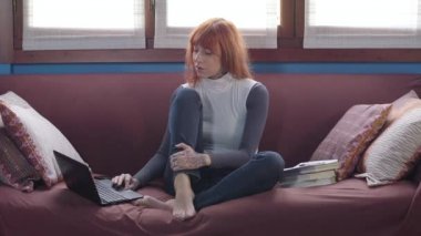 Öğrenci kadın kızla dizüstü Pc bilgisayar ev ödevi eğitim yapıyor