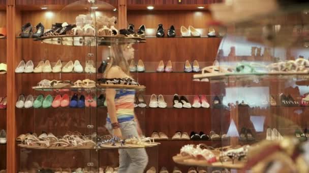 Jovem mulher compras no shopping comprar sapatos de moda — Vídeo de Stock