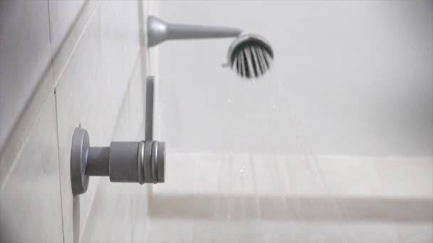 Mujer tomando una ducha primer plano de grifo de agua y pies húmedos — Vídeo de stock