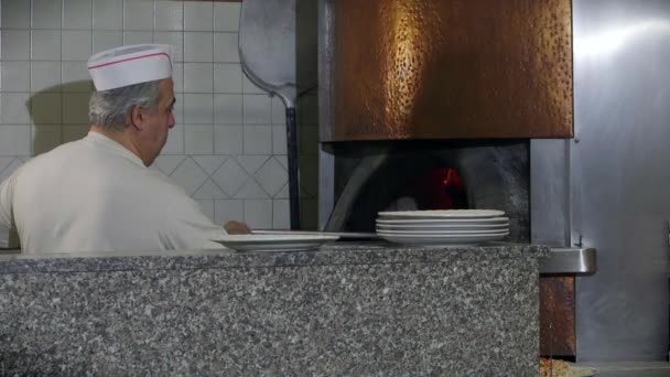 Gelukkig Man chef-kok koken Pizza Restaurant Keuken mensen Pizzamaker Oven — Stockvideo