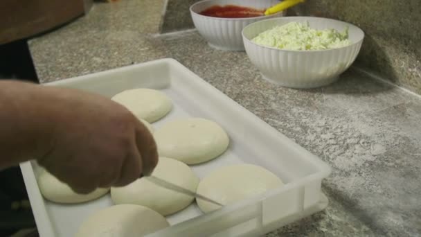 Pizza Making potravin příprava kuchař práce v italské kuchyni restaurace — Stock video