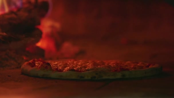 Tradiční italské jídlo Pizza vaření restaurace kuchyně dřevo trouba oheň