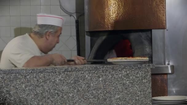 Stående Man arbetar kock Matlagning Pizza restaurang kök människor pizzabagare — Stockvideo