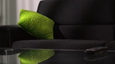 sarışın kadın kanepede rahatlatıcı