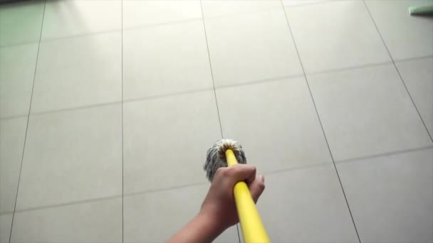 自宅の床の洗浄 — ストック動画