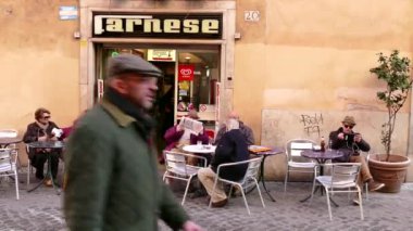 Kafede oturan insanlar.