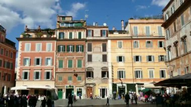 İnsanlar meydanında yürürken, insanlar