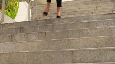 Yüksek topuklar üzerinde yürüyen kadın