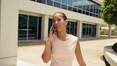 Kadın cep telefonuyla konuşuyor.