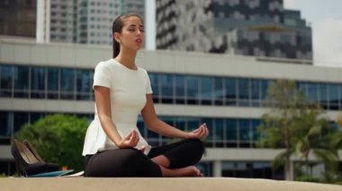 Yoga yaparken iş kadını