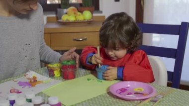 Anne ve kızı eğleniyor.