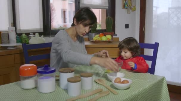 Mãe com filha em casa — Vídeo de Stock